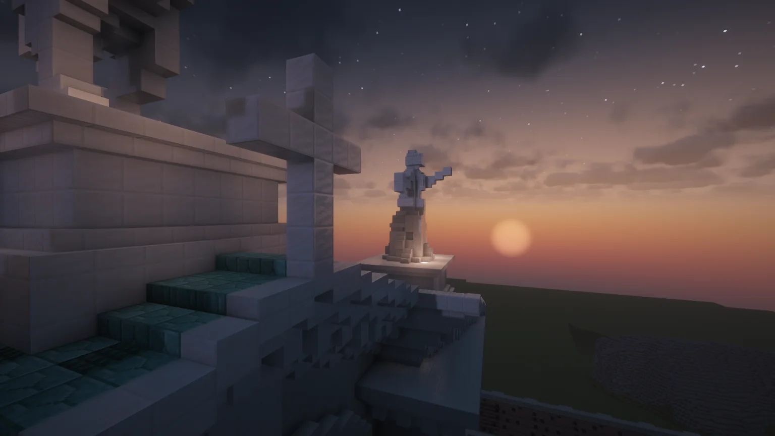 Croix et statue sur les hauteurs de la basilique au coucher du soleil